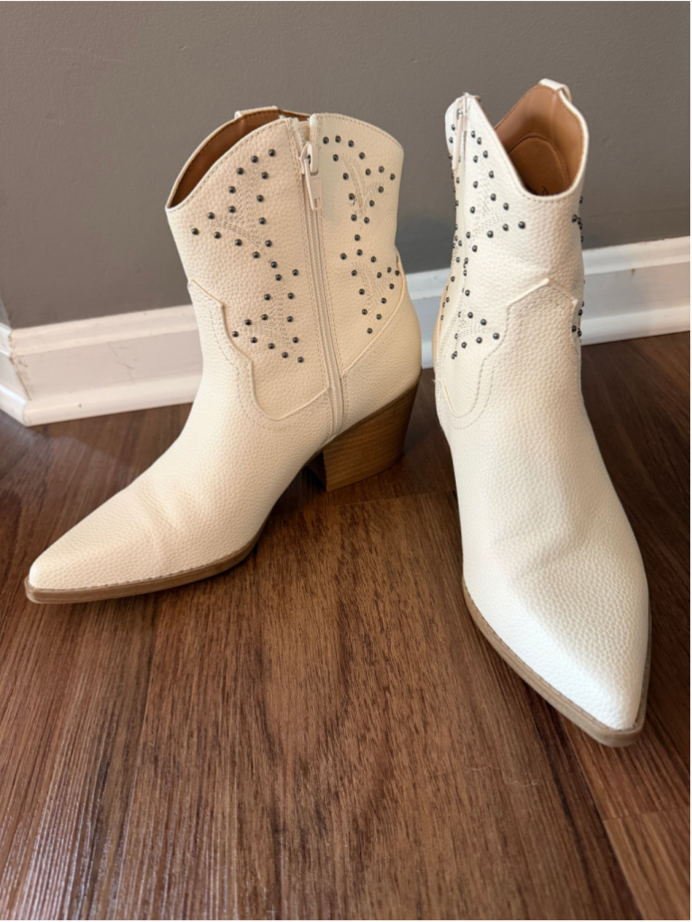Women's White Studded Western Ankle Boots Size 7.5 - Picture 3 of 8